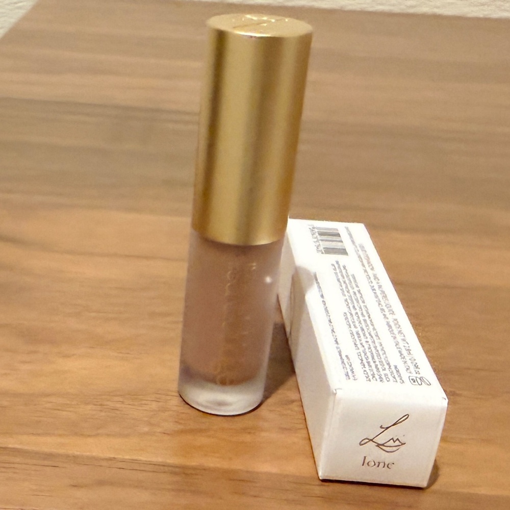 Lisa Eldridge Liquid Silk Liquid Eyeshadow in Ione - Picture 5 of 5